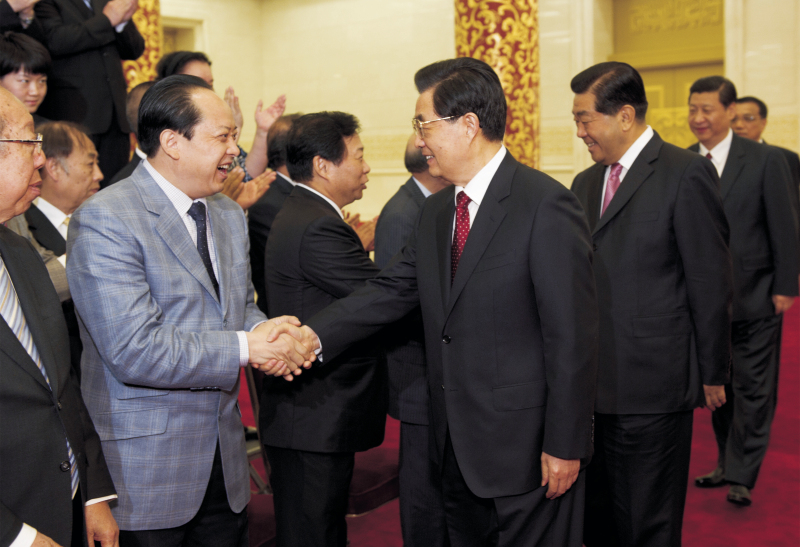 2012年4月9日，舒心先生應邀出席第六屆世界華僑華人社團聯誼大會，胡錦濤主席等黨和國家領導人親切接見